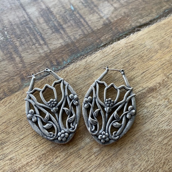 Beautiful Metal Earrings - Picture 2 of 3